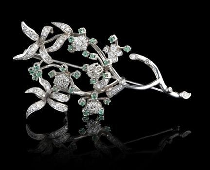 Broche de oro con esmeraldas y diamantes
Oro
Engas