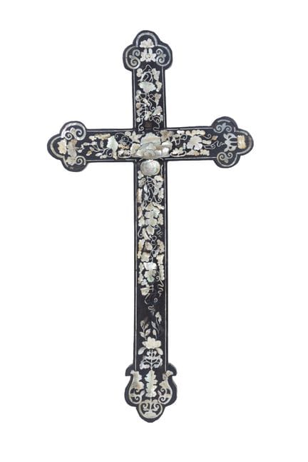 Croix des apôtres en bois laqué incrusté de nacre
