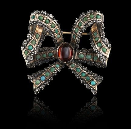 Un broche de granate y turquesa
Oro, ley 0,800, y 