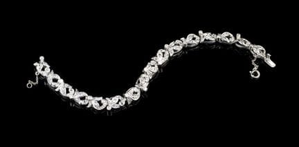 Una pulsera de diamantes
Oro blanco, ley 0,800, y 
