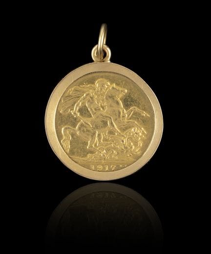 Colgante con forma de soberano de oro
Montura de o