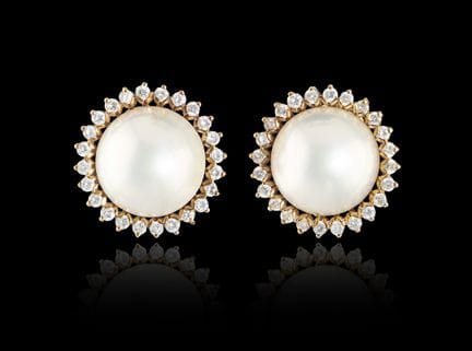 Un par de pendientes de perlas y diamantes
Oro, le