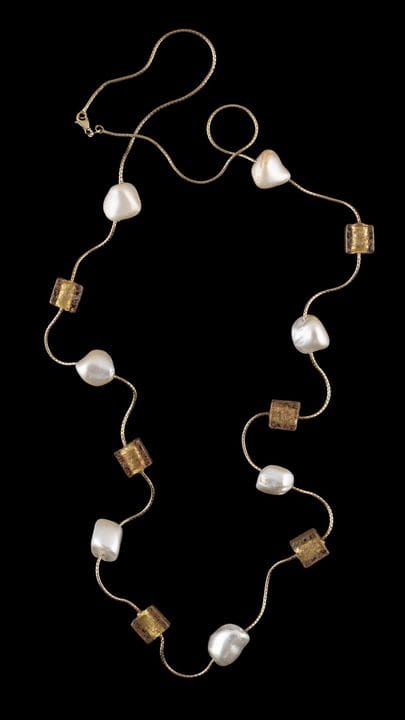 Un collar de oro
Oro, ley 0,750
Malla cilíndrica s
