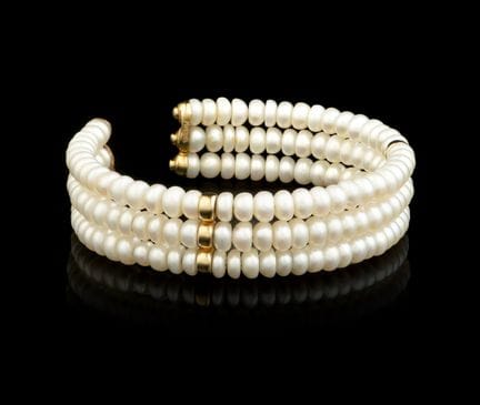 Una pulsera de perlas y oro
Compuesta por tres hil