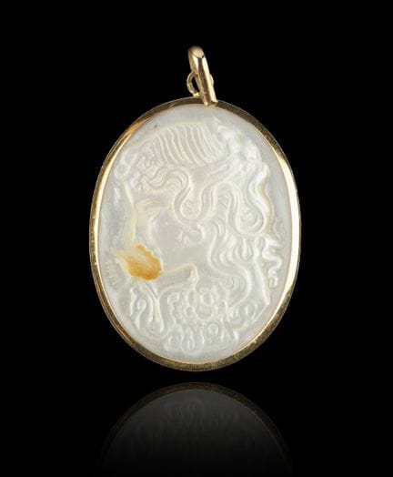 Colgante de nácar y oro
Marco de oro, ley 0,800
Pl