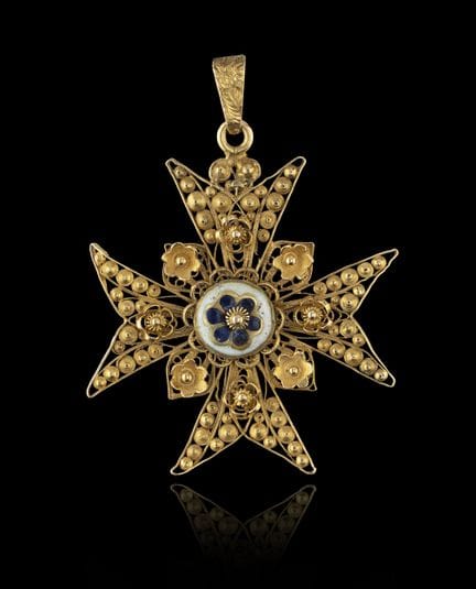 Una cruz de Malta de oro
Oro
Decoración en filigra