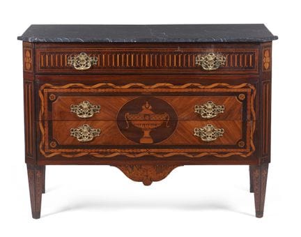 Une commode en bois de palissandre de l'époque de 