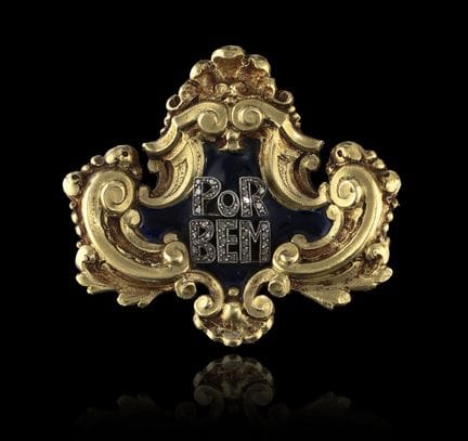 Broche en forma de cartela «Por bem» de oro con di