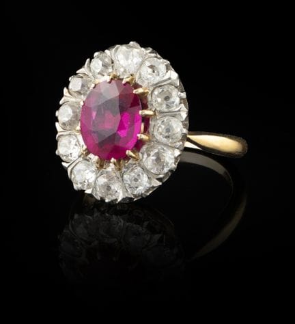 Anillo de oro y platino con un rubí sintético y di