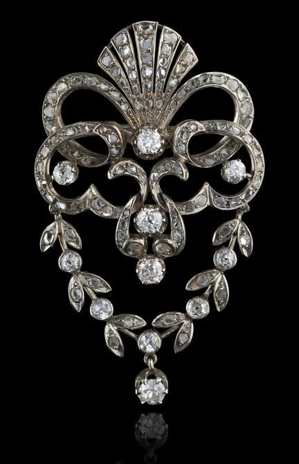 Un broche de oro con diamantes
Oro
Engastado con d