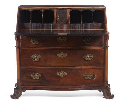 Un escritorio de palisandro de estilo D. José
Pali