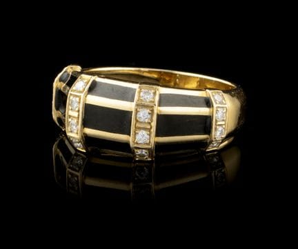 Anillo de oro con diamantes y esmalte
Oro, ley 0,8