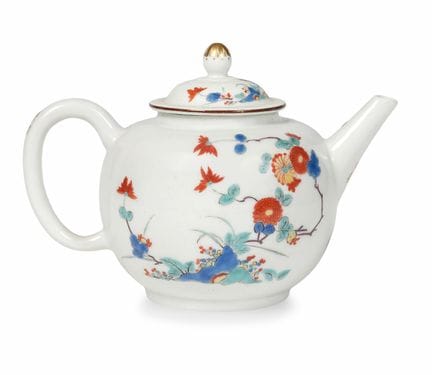 梅森瓷茶壶，约1730年，球形，饰有多色“卡基蒙”花枝纹样，轮廓为赭石色，壶口饰以金边。
高12厘米
