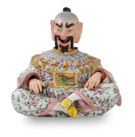 大型瓷制马戈特玩偶，19世纪，男性坐姿，头部、舌头和双手可动，饰有彩绘及金饰；经修复，有轻微缺损和瑕