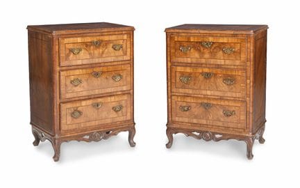 PAR DE PEQUEÑAS COMODAS DE MADERA Y RAÍCE, VÉNETA,