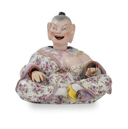 大型瓷制马戈特，19世纪，坐姿女性人偶，头部、舌头和双手可动，饰有彩绘及金饰；经修复，有轻微缺损和瑕