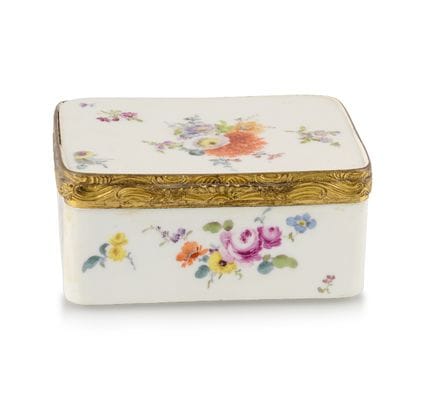瓷桌，迈森，公元 1750 年，多色花束装饰，镀金铜座。
9x7.5 厘米，高 4