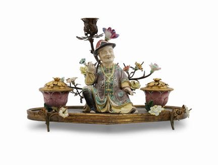青铜与瓷质墨水瓶，饰有中国风图案，19世纪，心形瓶身顶部饰有两只瓶形饰件及一位东方吸烟者雕像，瓶身饰