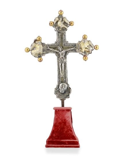 RARE CROIX D'ASTILE BIFRONTE COUVERTE D'ARGENT ET 