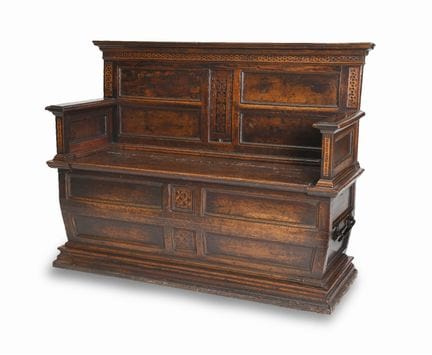 GROßER RENAISSANCE-KASTEN AUS NUSSBAUMHOLZ MIT CER