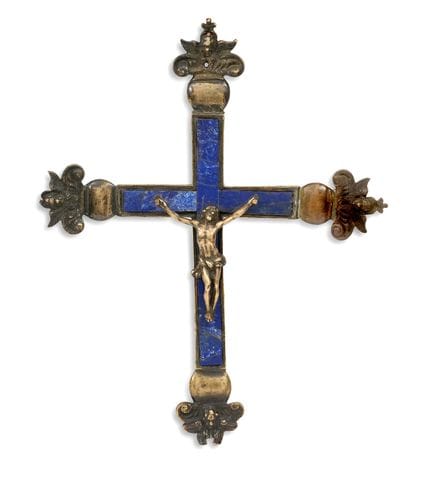 BRONZE-KREUZFIGUR AUF EINEM KREUZ MIT LAPISLAZZULI