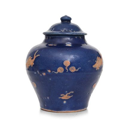 VASE AVEC COUVERCLE EN TERRE CUITE ÉMAILLÉE, CHINE