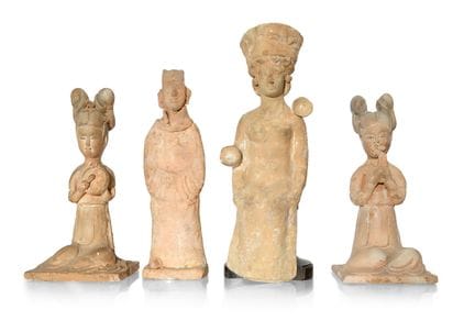 Quatre figurines
Terre cuite présentant des traces