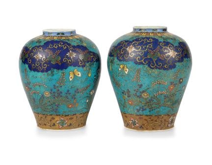 PAIRE DE VASES EN PORCELAINE AVEC DÉCOR EN ÉMAIL C