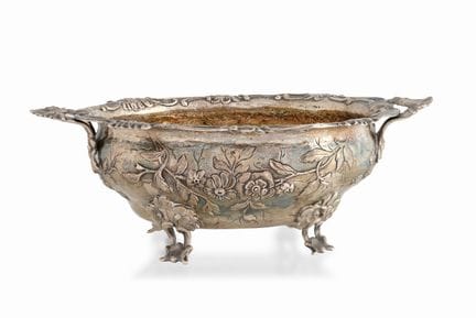 UN CENTRE DE TABLE EN ARGENT, XIXe SIÈCLE, de form