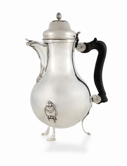 GRANDE CAFETIÈRE EN ARGENT, PARIS, 1753, corps lis