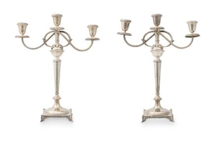 PAIRE DE CHANDELIERS EN ARGENT, XXe SIÈCLE, à troi