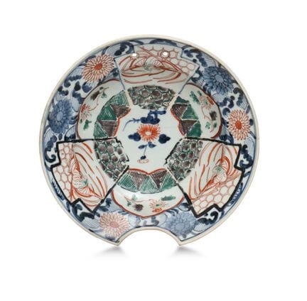 ASSIETTE DE BARBIER EN PORCELAINE IMARI, JAPON, XI