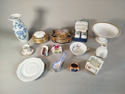 Conjunto de porcelanas y objetos decorativos que i