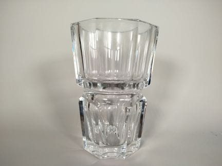 BACCARAT : vase en cristal incolore taillé à pans,