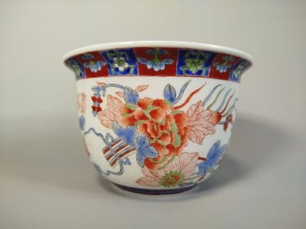 Maceta de porcelana con borde acampanado, decorada