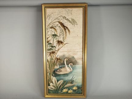 以丝绸为底，用多色线绣制的挂毯，描绘了水面上在芦苇、 绿叶和睡莲，画面呈竖幅构图，装裱于镀金木框内并