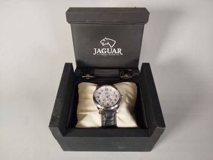 JAGUAR：Sapphire系列石英机芯腕表， 圆形不锈钢表壳，浅色表盘配阿拉伯数字时标，双计时盘