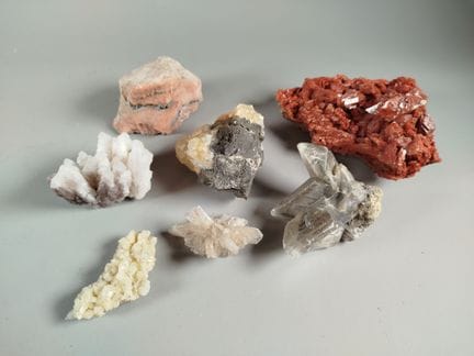 Sammlung von sieben Exemplaren, bestehend aus zwei