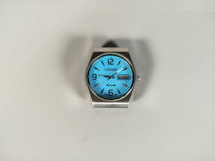 CITIZEN：自动上链机械机芯腕表，枕形不锈钢表壳，蓝色几何纹理表盘，三点钟位置设星期和日期窗口，