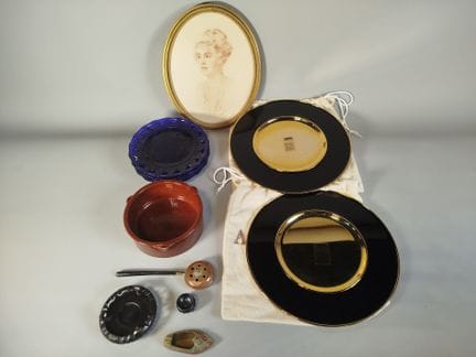 一套装饰品，主要包括四只带镂空边饰的蓝色玻璃盘、两只ANTIQUA ITALIA品牌的黑金金属盘、一