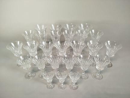 Réunion de trente verres à pied en verre incolore,