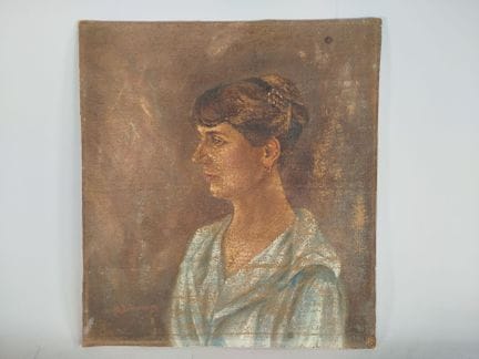 女性侧面肖像， 油画，绘于粗纹画布上，该画布粘贴在木纤维板上，描绘了一位头发盘起的女子，身着浅蓝色罩