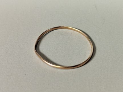 18K 750 黄金婚戒，由一条窄而光滑的戒圈组成（重量 0.34 克——有磨损和变形，按现状出售）