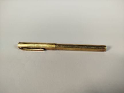 DUNHILL: Füllfederhalter mit geriffeltem, vergolde