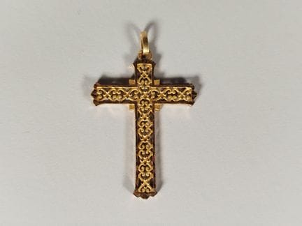 18K 750 yellow gold cross-shaped pendant, with ope