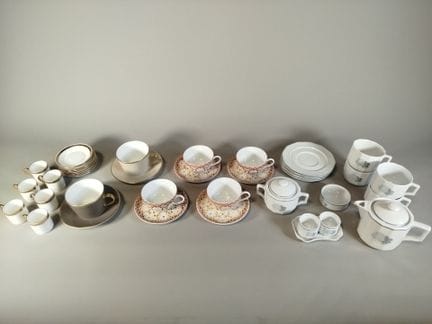 一套瓷质咖啡茶具，包括咖啡壶、糖罐、茶杯、杯托、鸡蛋杯和托盘，饰有风格化的植物纹样、灰色几何图案、 