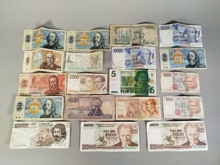 Eine Sammlung von neunzehn Banknoten, bestehend au