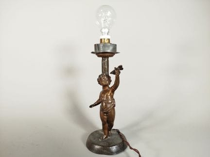 Tischlampe aus Metall mit brauner Patina, die ein 