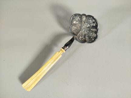 800千分之一纯银撒粉勺，多瓣勺头经重新钻孔并镌刻植物纹饰，锥形骨质勺柄（长度19.5厘米， 毛重2