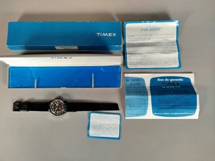 TIMEX：潜水款腕表，搭载手动上链机械机芯，镀铬金属表壳，黑色表盘配红色表圈，夜光时标， 三点钟位
